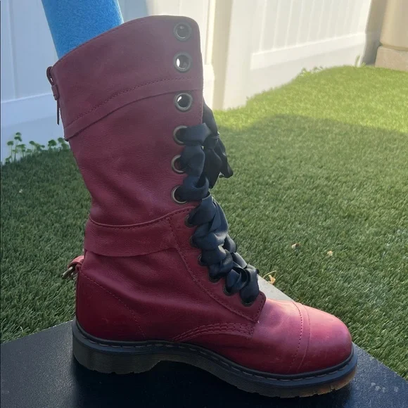 Dr. Martens 12-eyelet boot. Size 8 - Picture 9 of 12
